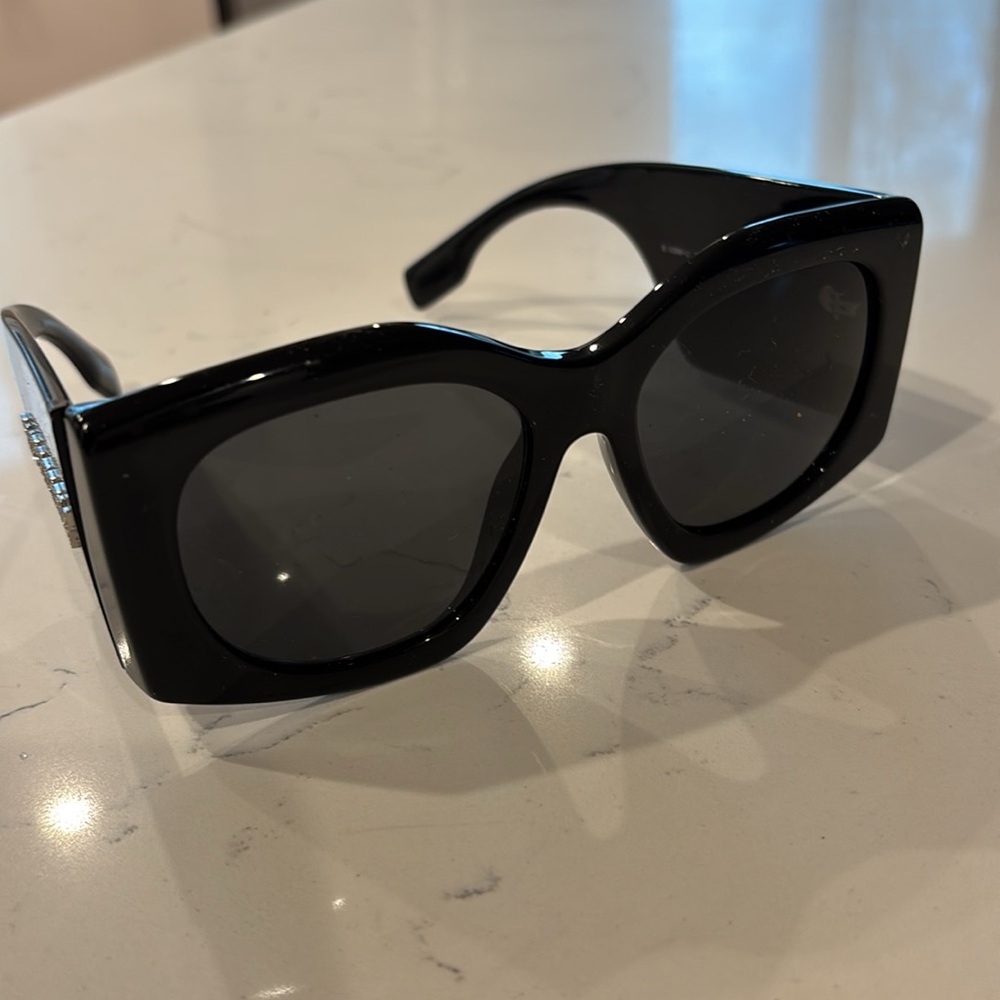 Burberry black sunglassesses - Picture 2 of 9